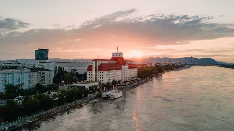Hotel Vienna Hilton Waterfront in der Abendstimmung.
