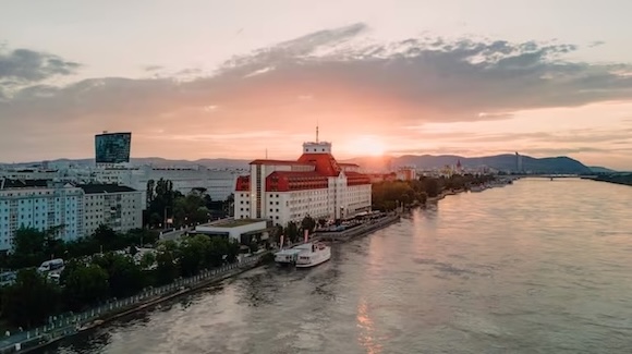 Vienna Hilton Waterfront direkt an der Donau gelegen.